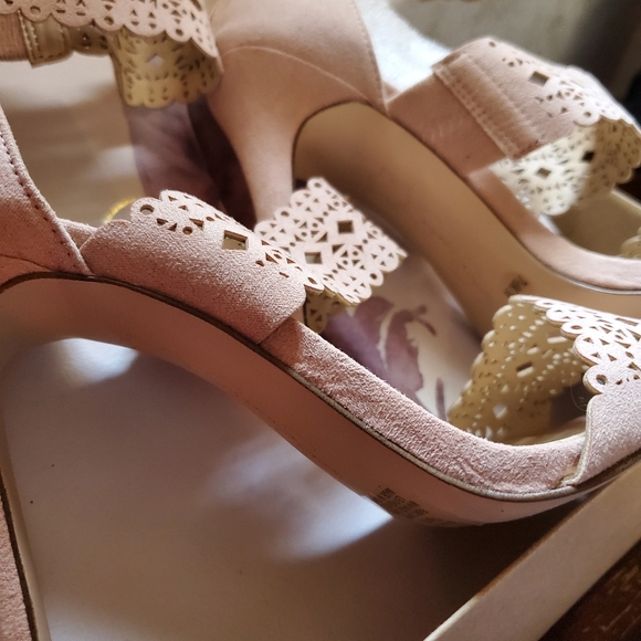 Suede 7.5 NWT J. Simpson Heels - Picture 12 of 13